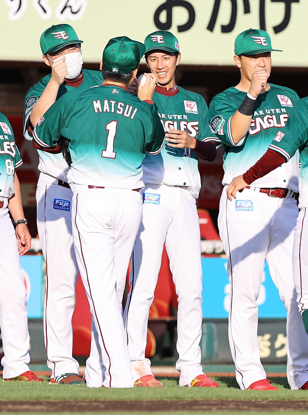 楽楽天対ロッテ　ロッテに勝利し楽天岸（中央）は松井（1番）から勝利球を受け取る。左は石井GM兼監督（撮影・垰建太）