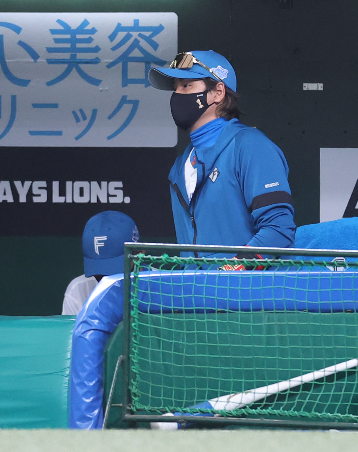 西武対日本ハム　試合に敗れ、引き揚げる新庄監督（撮影・狩俣裕三）