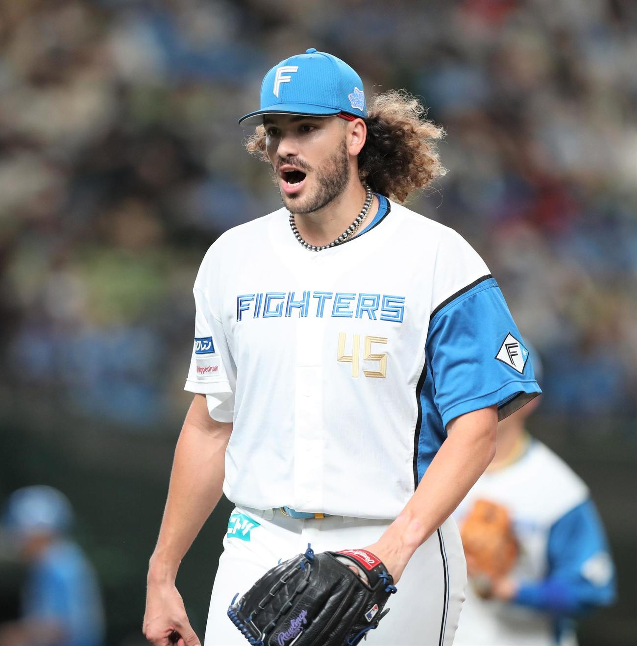 西武対日本ハム　6回を投げ終え引き揚げるポンセ（撮影・黒川智章）