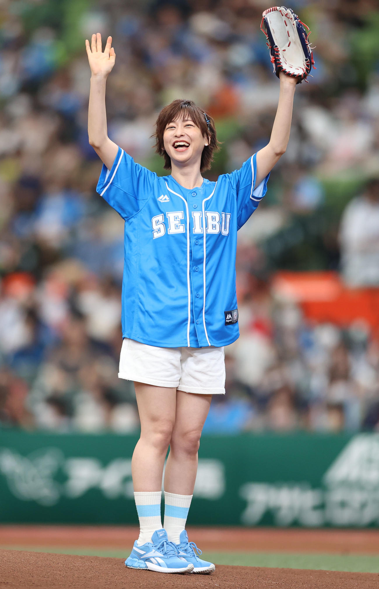 西武対日本ハム　始球式を務める声優の徳井青空（撮影・狩俣裕三）