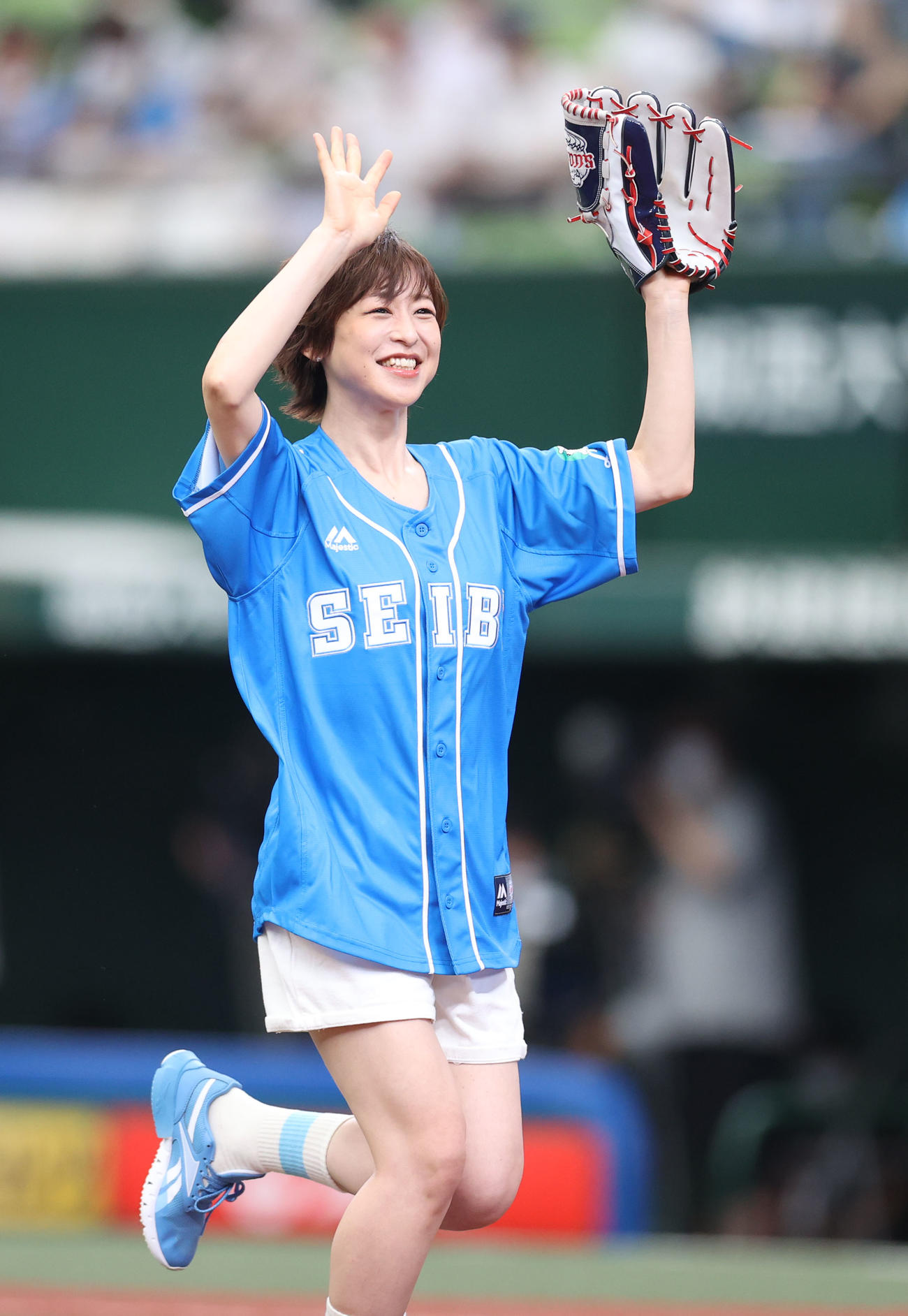 西武対日本ハム　始球式を務める声優の徳井青空（撮影・狩俣裕三）