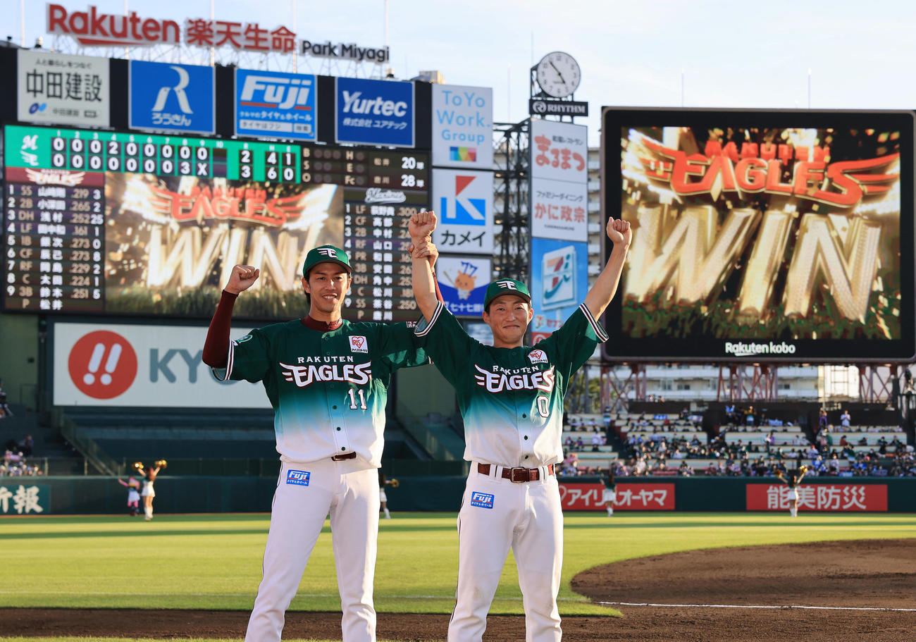 楽天対ロッテ　ロッテに勝利しヒーローの楽天岸（左）と小深田は笑顔で写真に納まる（撮影・垰建太）