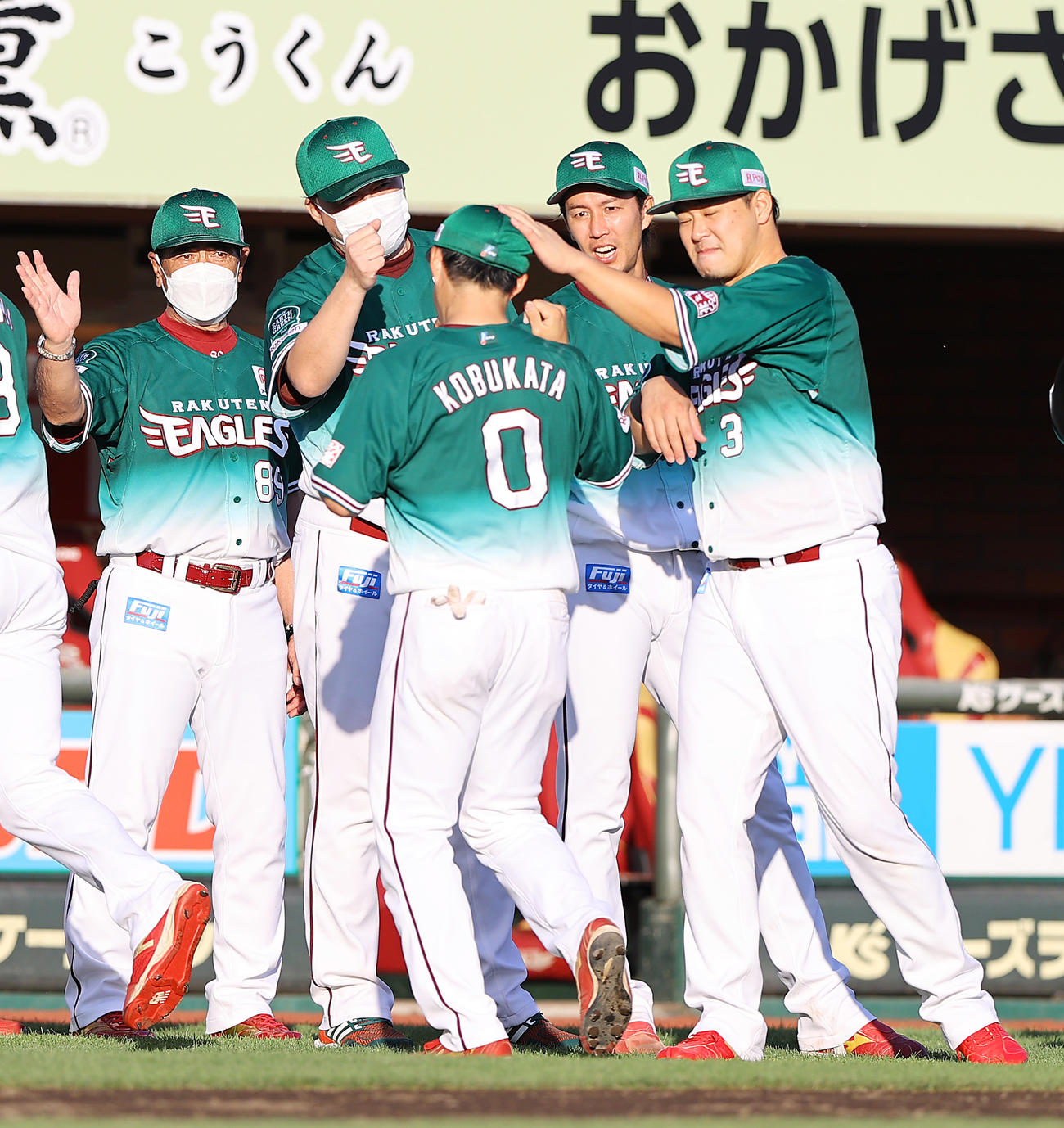 楽天対ロッテ　ロッテに勝利し楽天石井GM兼監督（左から2人目）と岸（同3人目）は小深田（0番）らナインとタッチを交わす（撮影・垰建太）