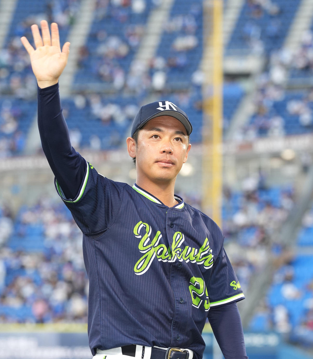 ファンの声援に応えるヤクルト小川（撮影・鈴木みどり）