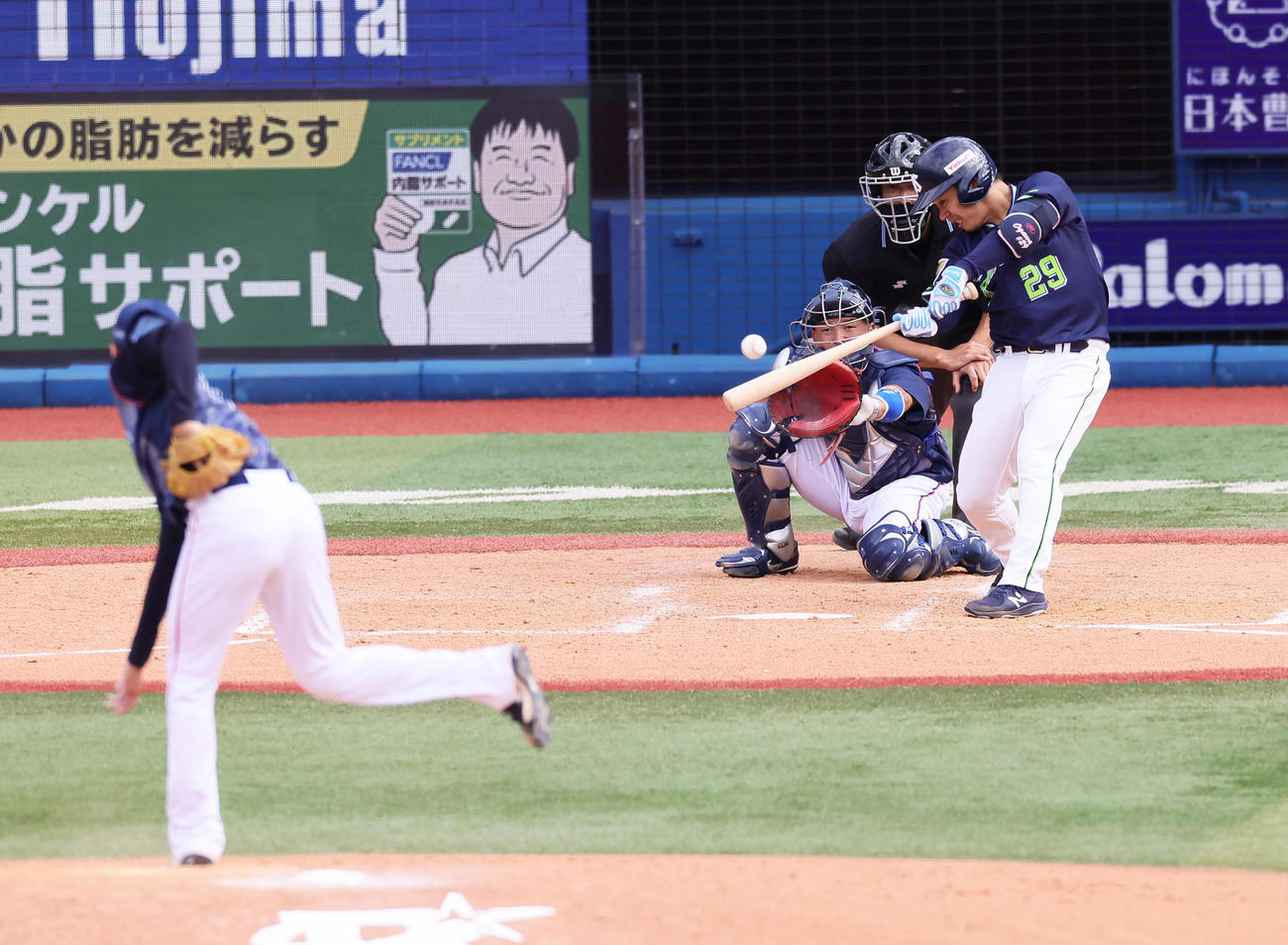 5回表ヤクルト2死三塁、小川は先制の中前適時打を放つ。投手大貫（撮影・足立雅史）