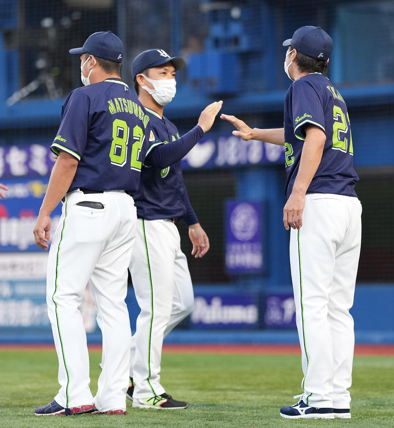 DeNA対ヤクルト　勝利投手のヤクルト小川（中央）は高津監督（右）とタッチを交わす（撮影・鈴木みどり）