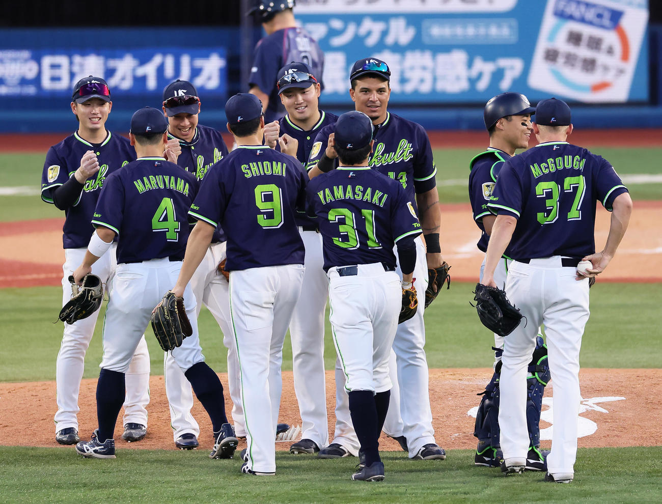 優勝へのマジックが11となり笑顔でタッチを交わすヤクルト村上（後方中央）ら（撮影・足立雅史）