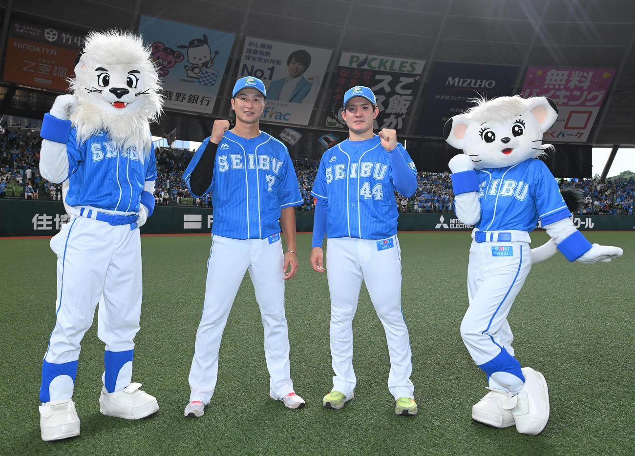 西武対日本ハム　試合後、ガッツポーズの金子（左）と与座