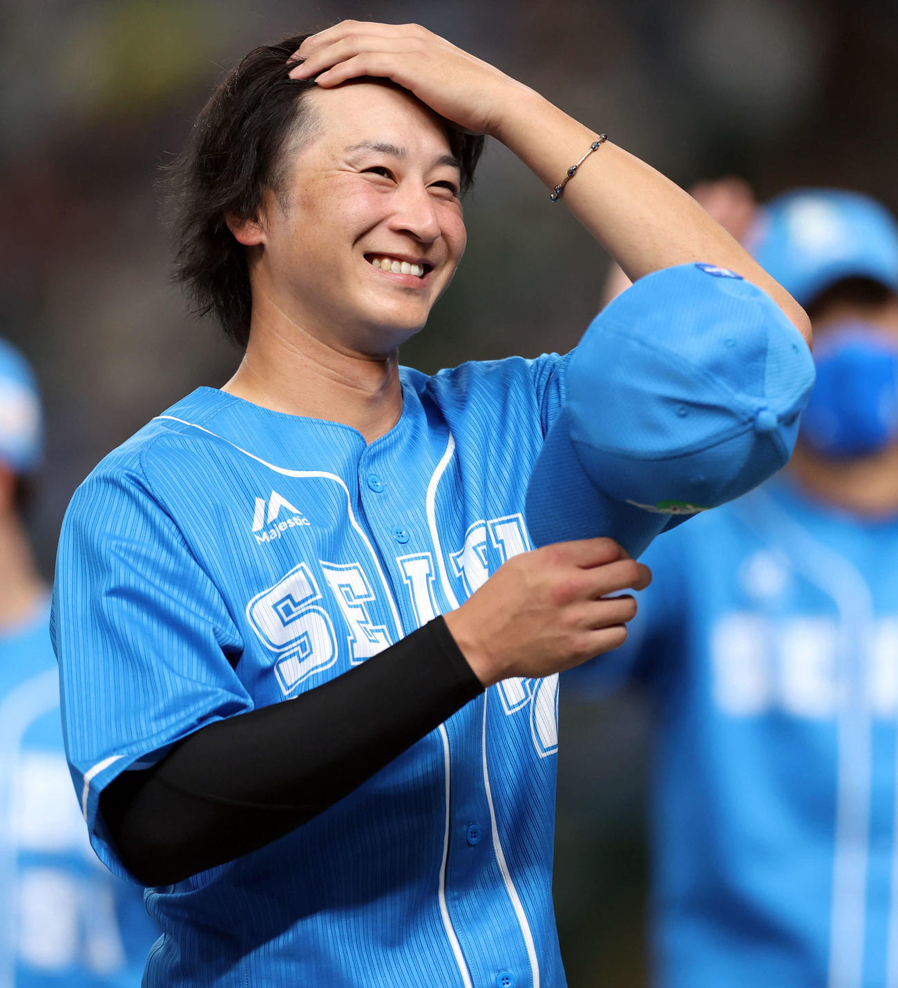 西武対日本ハム　試合後、ファンに笑顔を見せる金子（撮影・狩俣裕三）