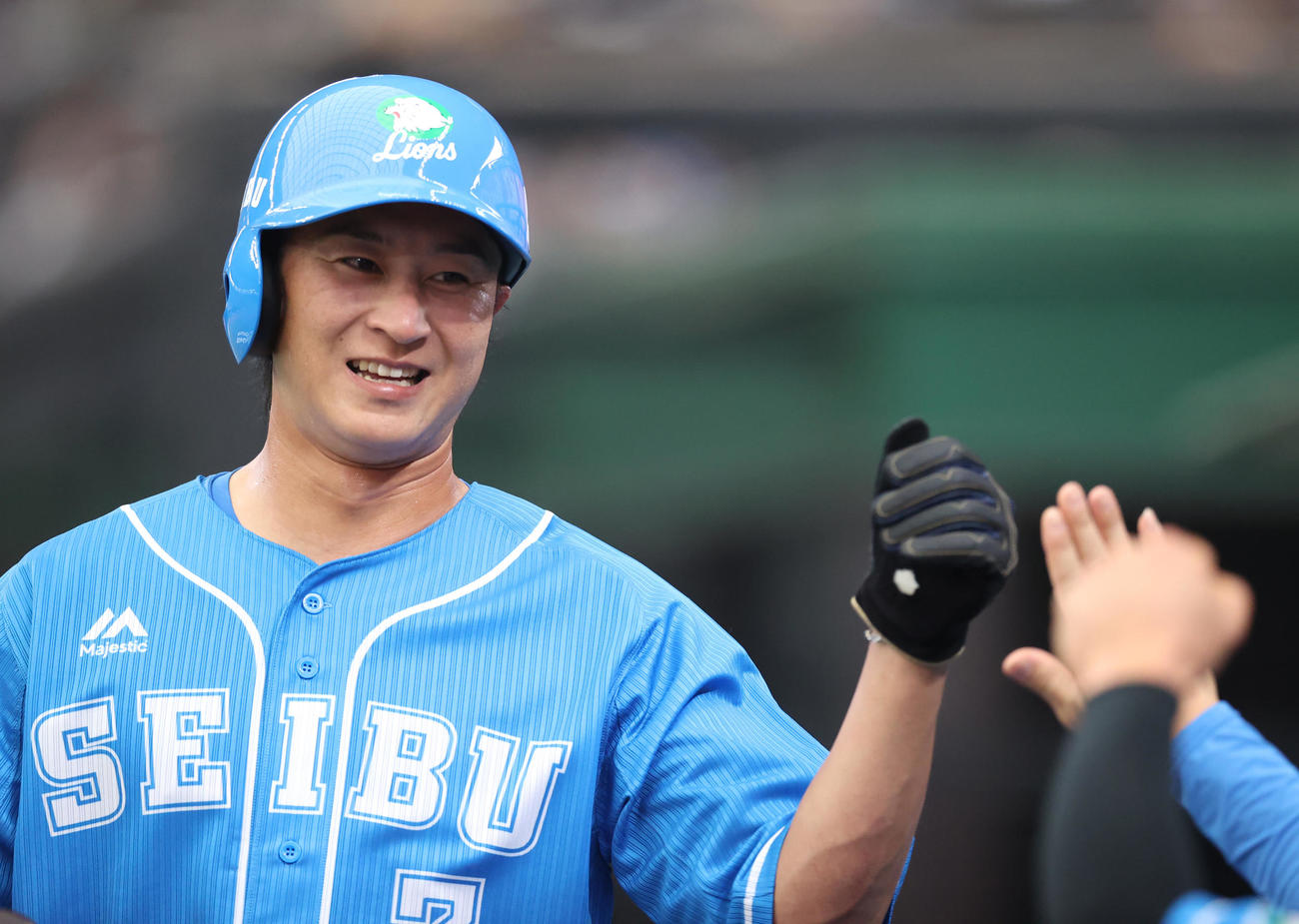 西武対日本ハム　3回裏西武無死三塁、源田の適時三塁打で生還し、チームメートに迎えられる金子（撮影・狩俣裕三）