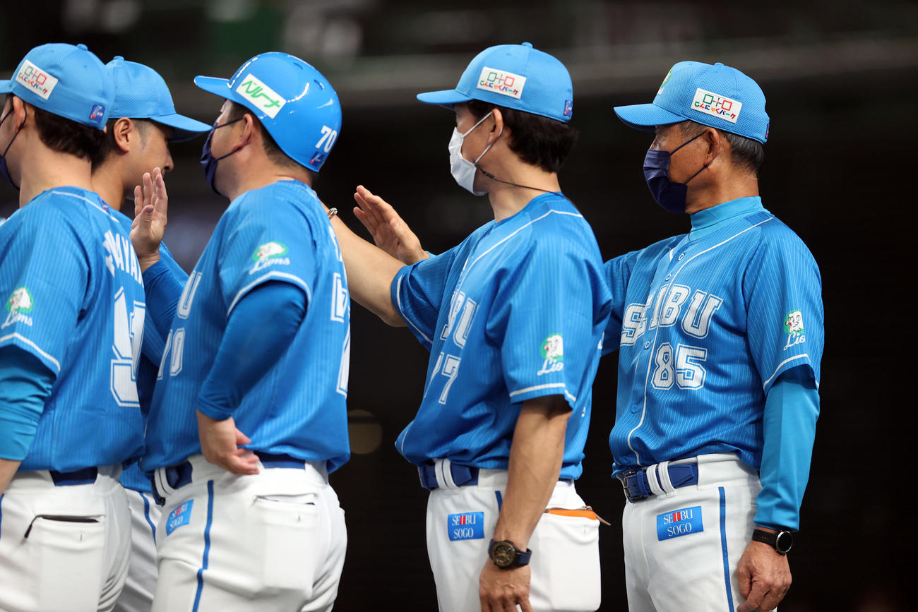 西武対日本ハム　試合後、金子（左から2人目）らを迎える辻監督（右端）（撮影・狩俣裕三）