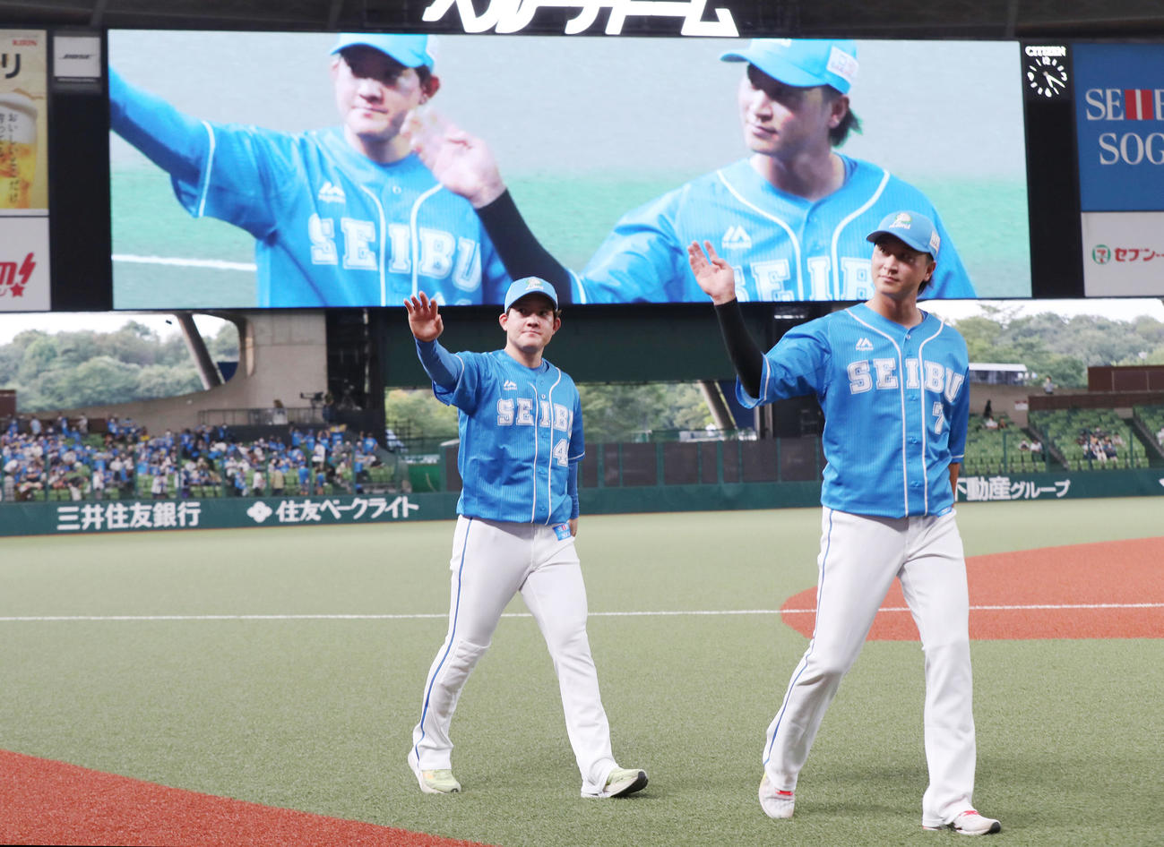 西武対日本ハム　ヒーローインタビュー後、ファンにあいさつする与座（左）と金子（撮影・狩俣裕三）