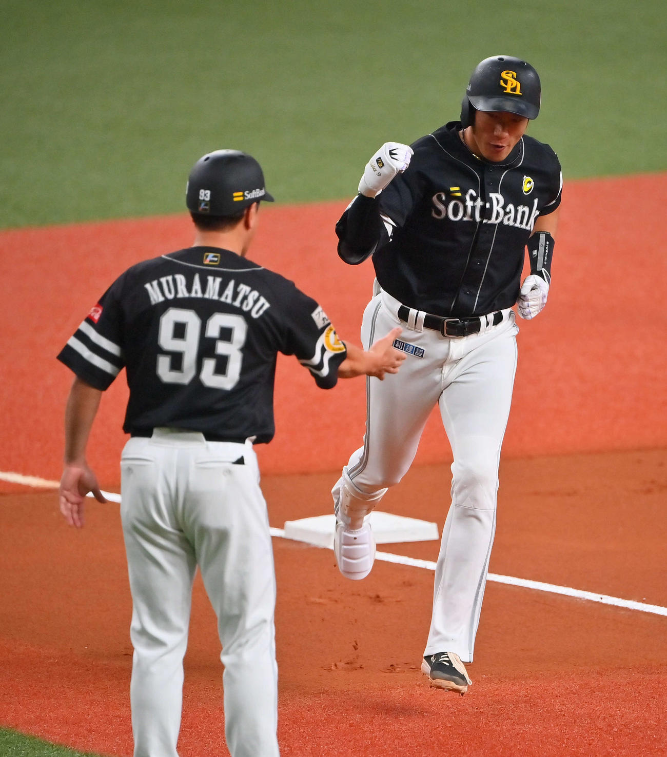 オリックス対ソフトバンク　1回表ソフトバンク1死一、二塁、左越えに3点本塁打を放ち三塁を回る柳田（撮影・和賀正仁）
