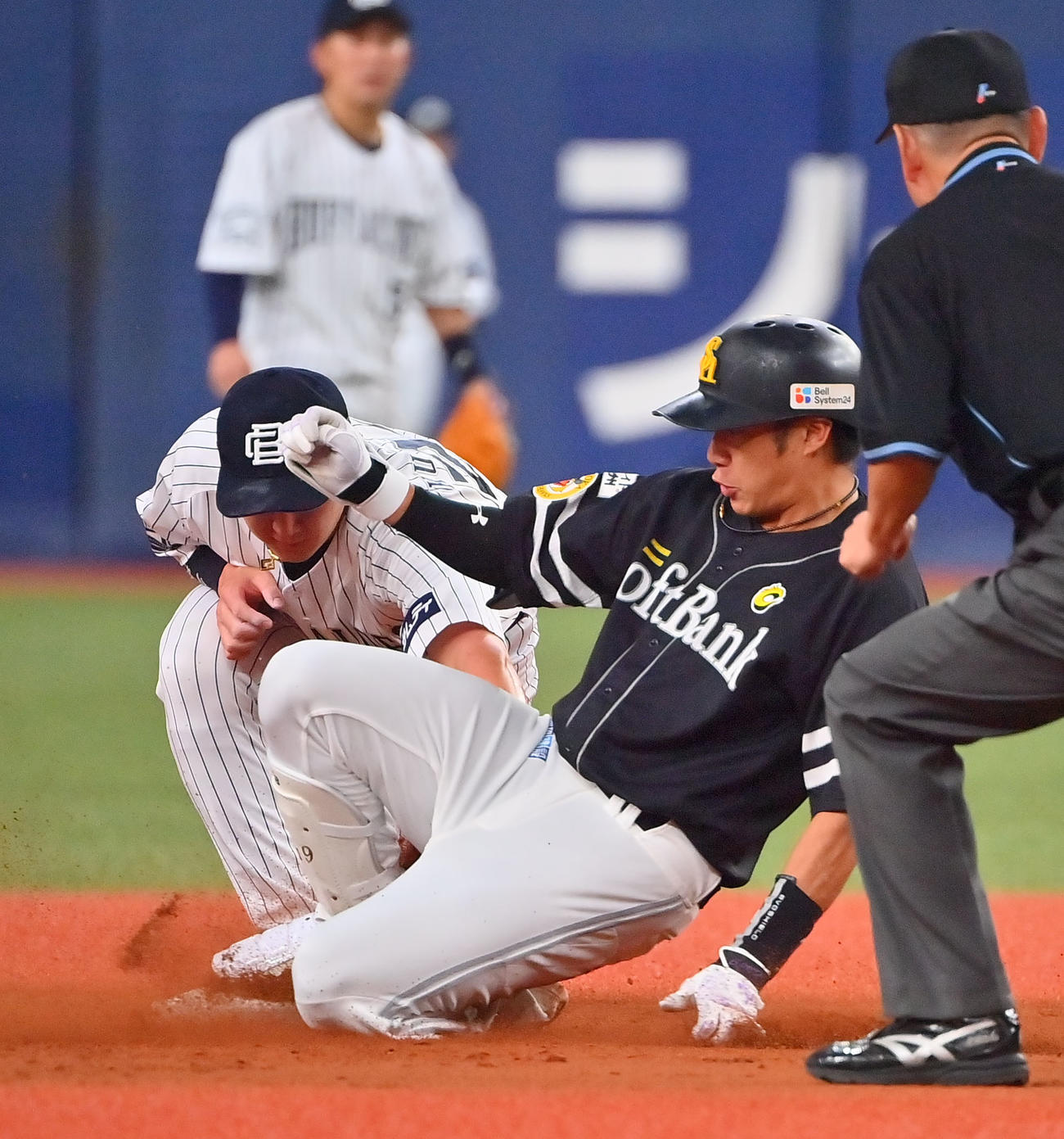 オリックス対ソフトバンク　3回表ソフトバンク1死、左中間を破り二塁に滑り込む柳田（撮影・和賀正仁）