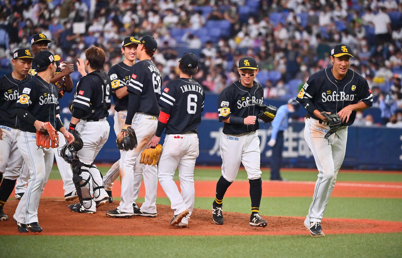 オリックス対ソフトバンク　オリックスに勝利し笑顔でベンチに向かう柳田らソフトバンクナイン（撮影・和賀正仁）