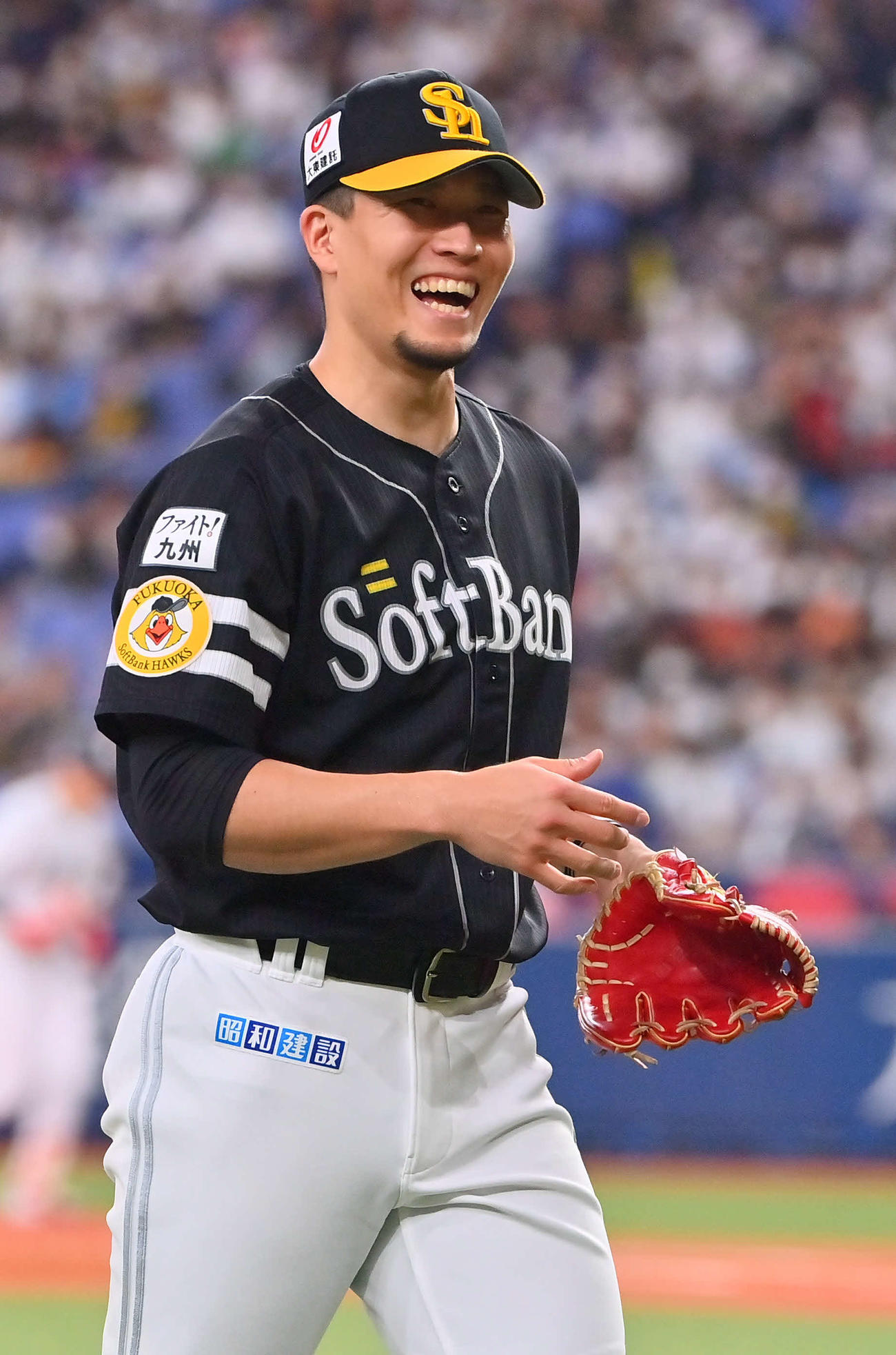 オリックス対ソフトバンク　4回裏オリックス2死、紅林の打球を好捕した今宮に笑顔を見せる千賀（撮影・和賀正仁）