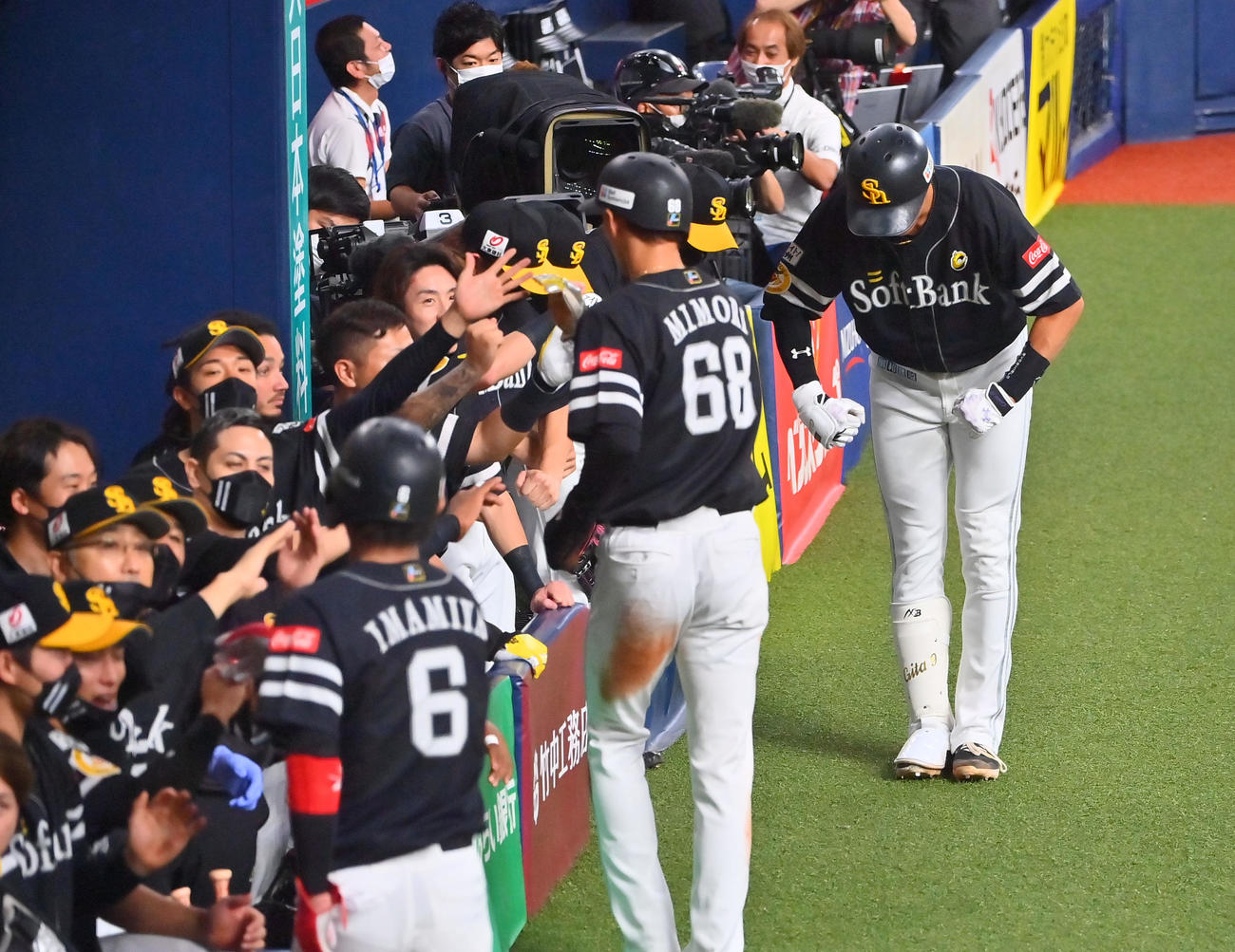 オリックス対ソフトバンク　1回表ソフトバンク1死一、二塁、左越えに3点本塁打を放った柳田（右）はベンチのナインに迎えられる（撮影・和賀正仁）