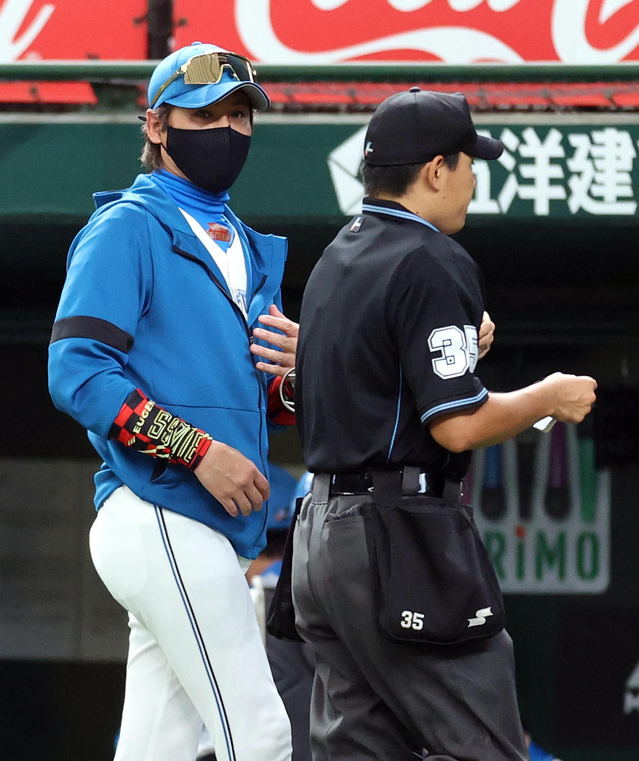 西武対日本ハム　8回表を終え、選手の交代を告げる新庄監督（撮影・狩俣裕三）