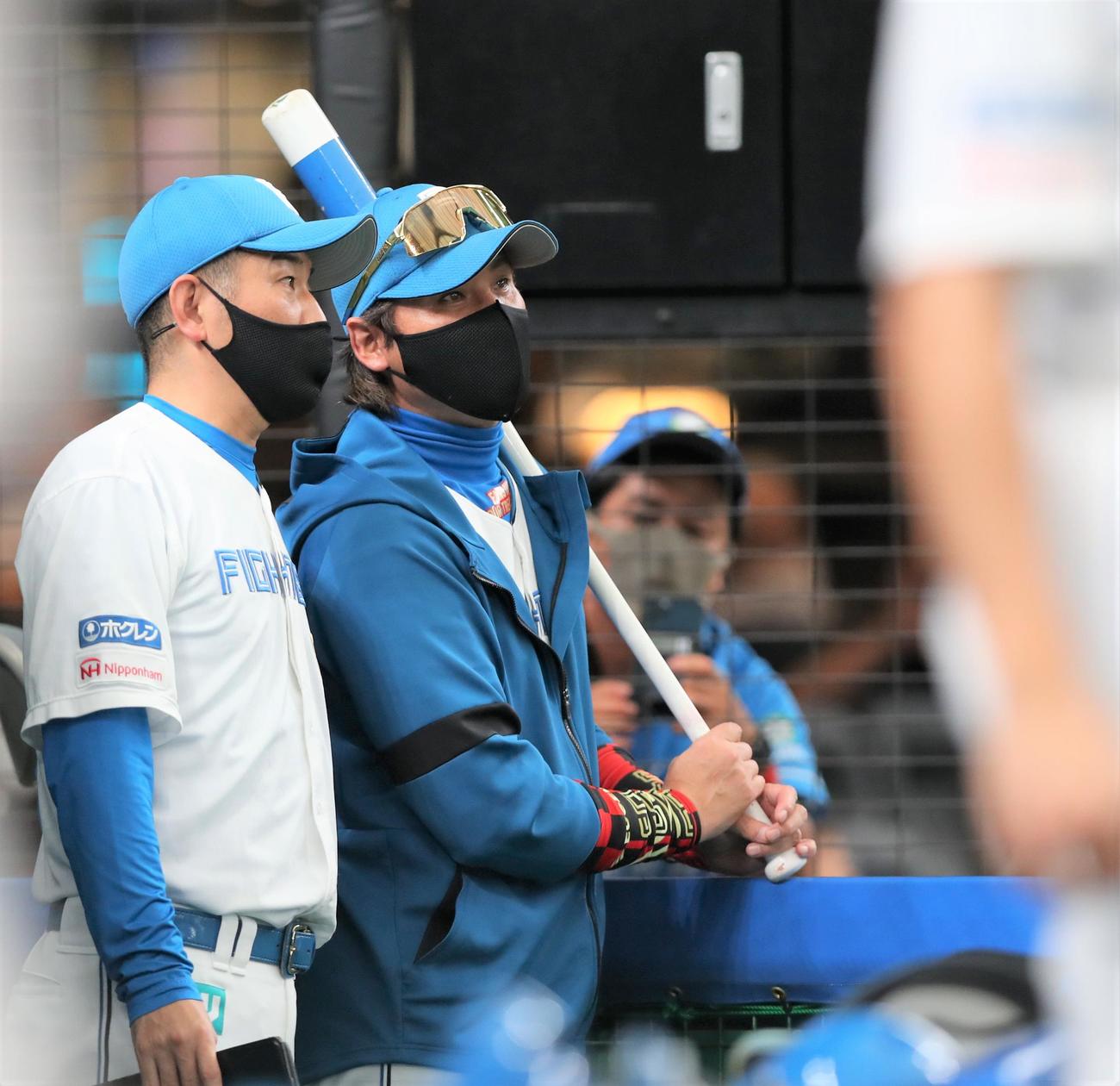 西武対日本ハム　ベンチで加藤投手コーチと話す新庄監督（撮影・黒川智章）