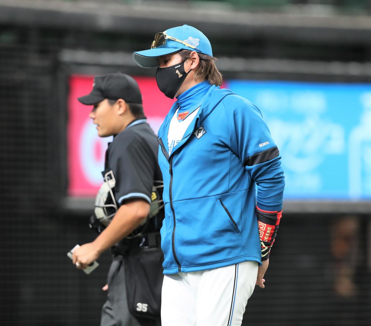 西武対日本ハム　選手交代を告げる新庄監督（撮影・黒川智章）