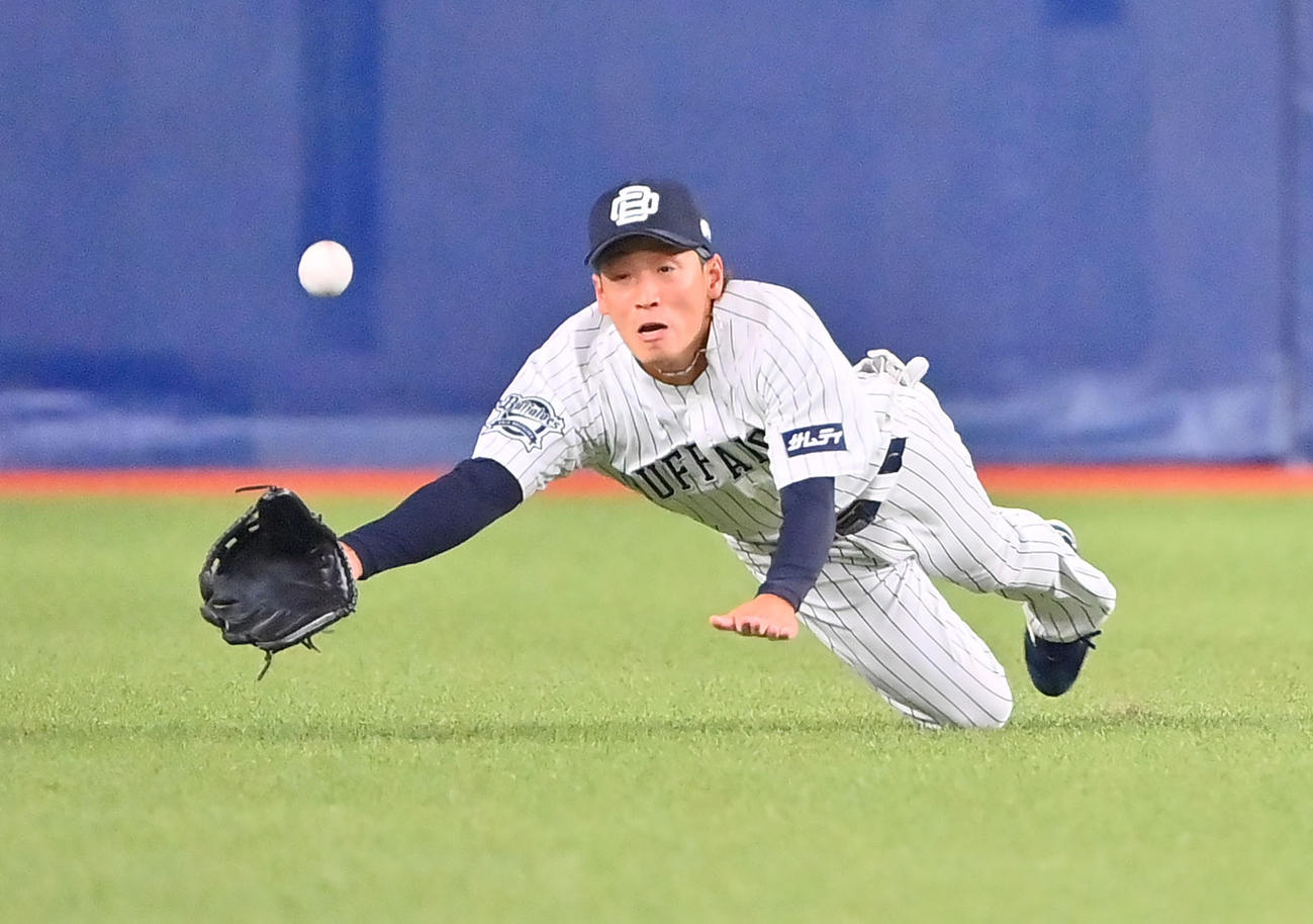 オリックス対ソフトバンク　3回表ソフトバンク1死二塁、デスパイネの打球を好捕する中堅手渡部（撮影・和賀正仁）