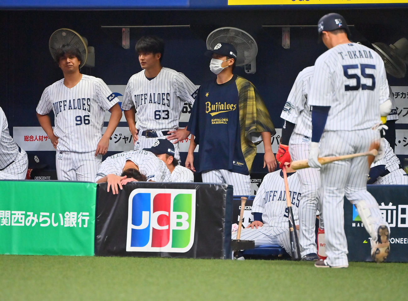 オリックス対ソフトバンク　ソフトバンクに敗れうつむくオリックスナイン（撮影・和賀正仁）