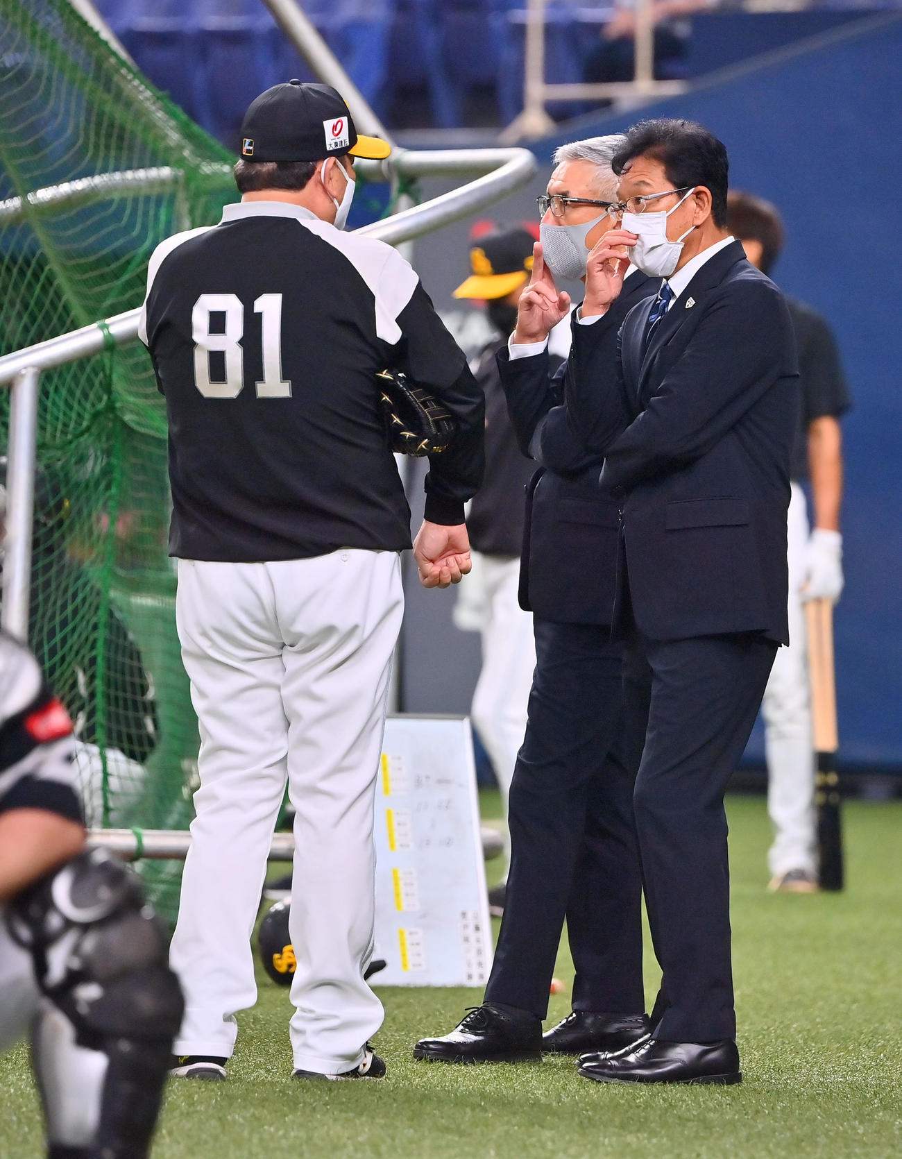 試合前、ソフトバンク藤本監督（左）と話す侍ジャパン栗山監督（撮影・和賀正仁）