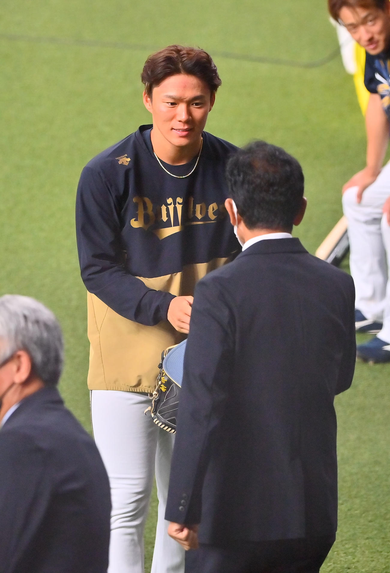 試合前、オリックス山本（億）と話す侍ジャパン栗山監督（撮影・和賀正仁）