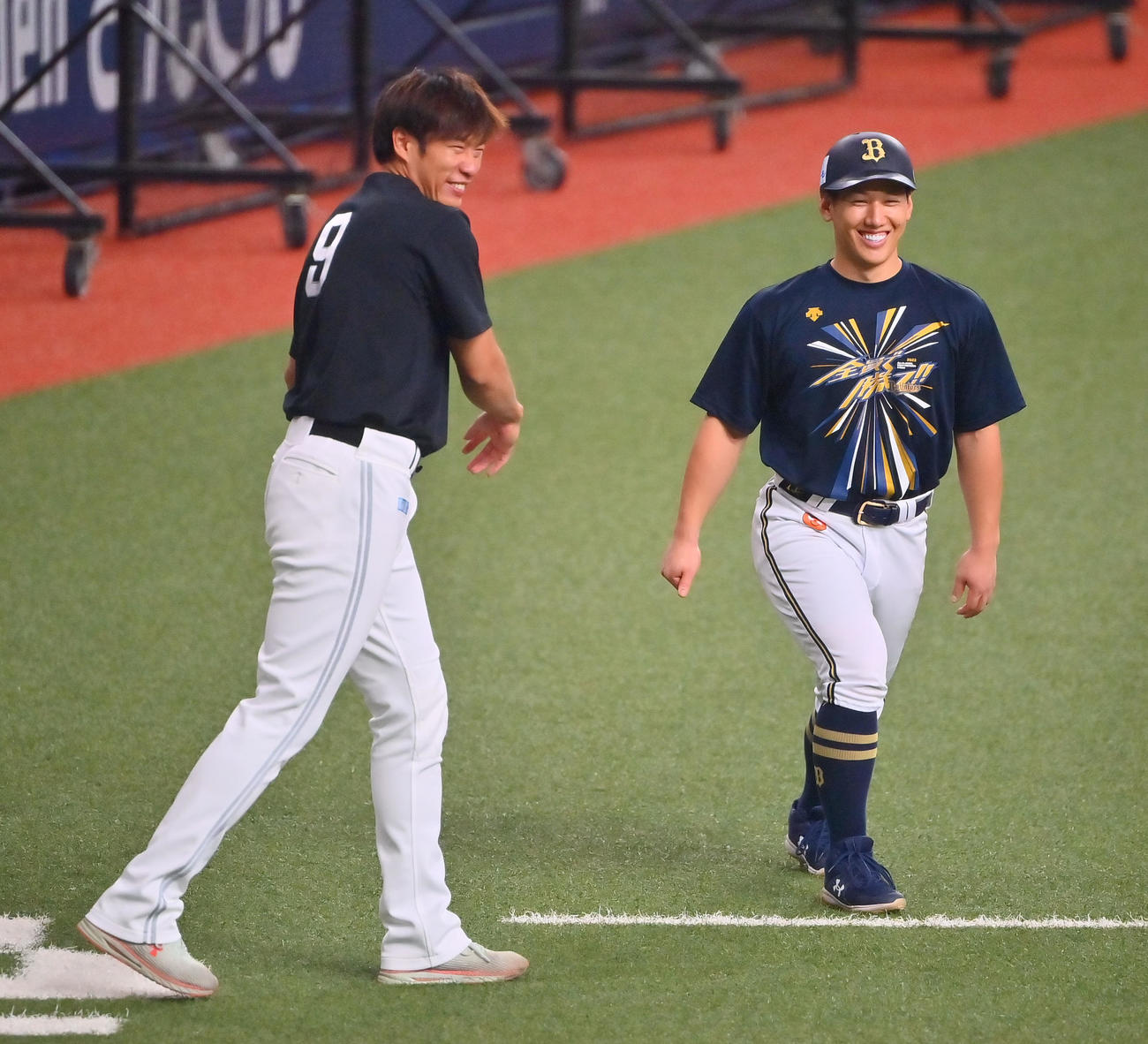 試合前、オリックス吉田正（右）と話すソフトバンク柳田（撮影・和賀正仁）