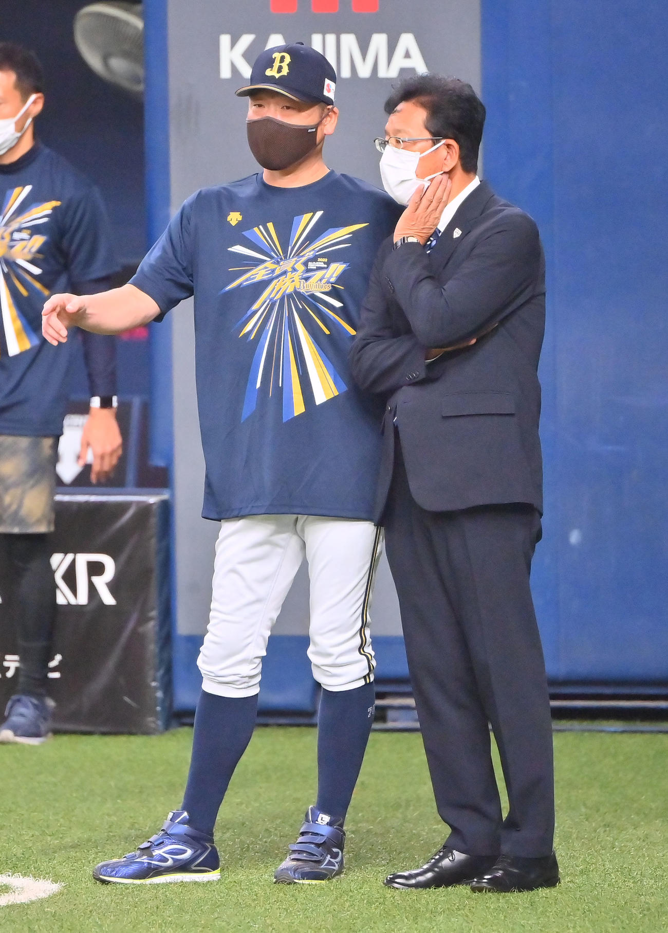 試合前、オリックス中嶋監督（左）と話す侍ジャパン栗山監督（撮影・和賀正仁）