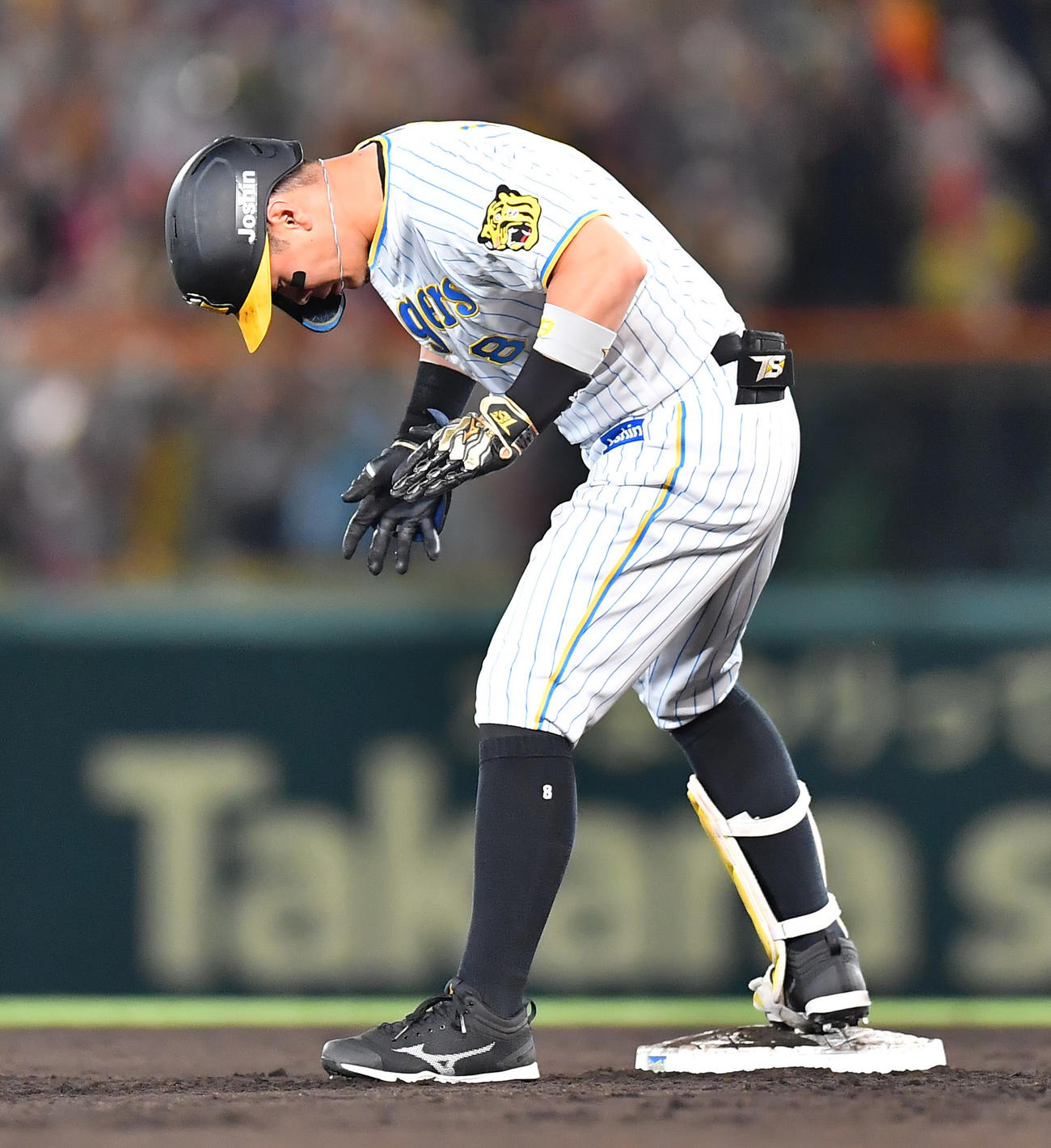 阪神対中日　6回裏阪神2死満塁、右翼線へ2点適時二塁打を放ち塁上で手をたたく佐藤輝（撮影・清水貴仁）