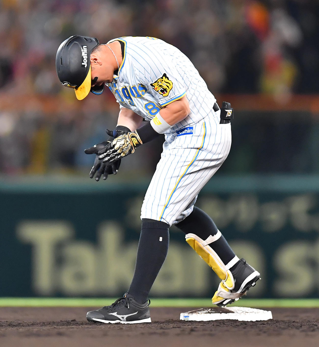 阪神対中日　6回裏阪神2死満塁、右翼線へ2点適時二塁打を放ち塁上で手をたたく佐藤輝（撮影・清水貴仁）