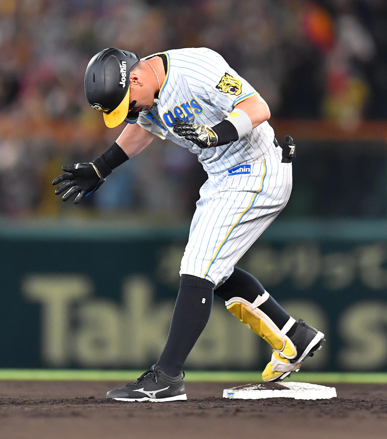 阪神対中日　6回裏阪神2死満塁、佐藤輝は2点適時二塁打を放ち、塁上で手をたたく（撮影・清水貴仁）