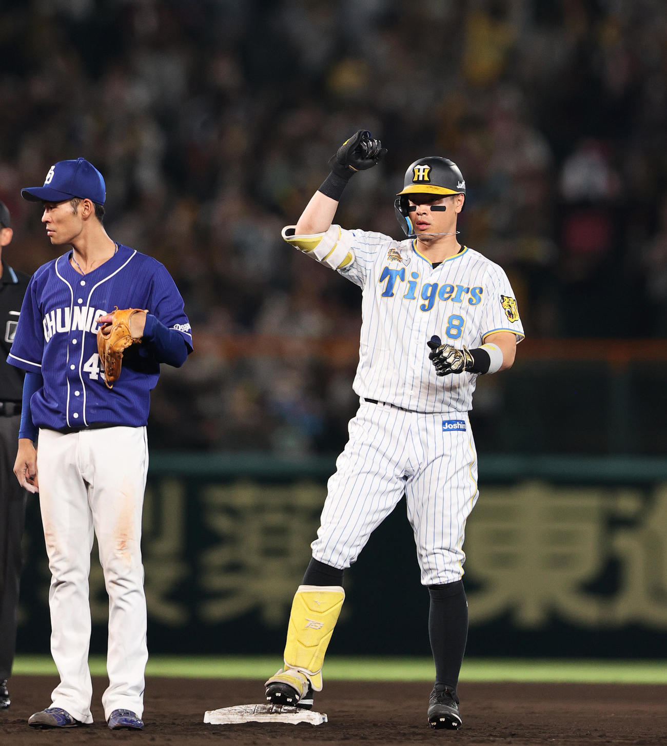 阪神対中日　6回裏阪神2死満塁、佐藤輝（右）は右適時2点二塁打を放ち二塁でガッツポーズする（撮影・上山淳一）