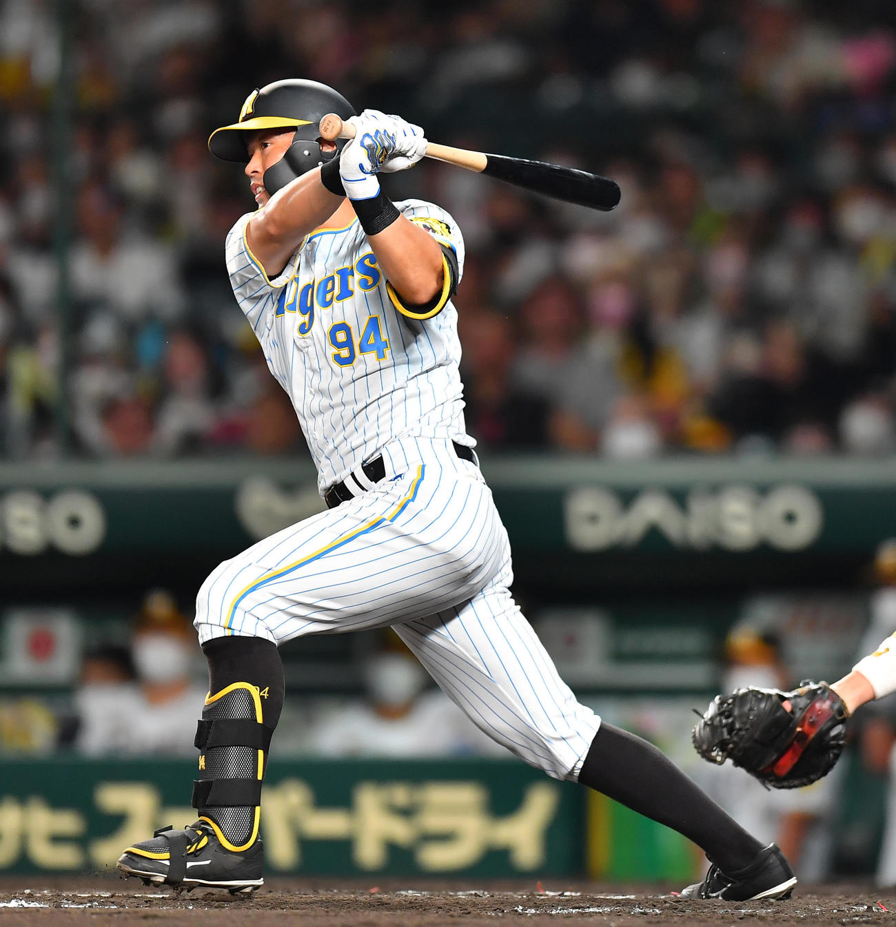 阪神対中日　4回裏阪神2死一、二塁、左前へ先制適時打を放つ原口（撮影・清水貴仁）