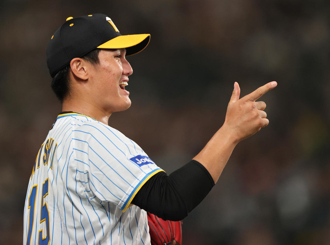 阪神対中日　4回裏阪神2死一、二塁、西純は先制の左前適時打を放った原口に向かってポーズする（撮影・上山淳一）