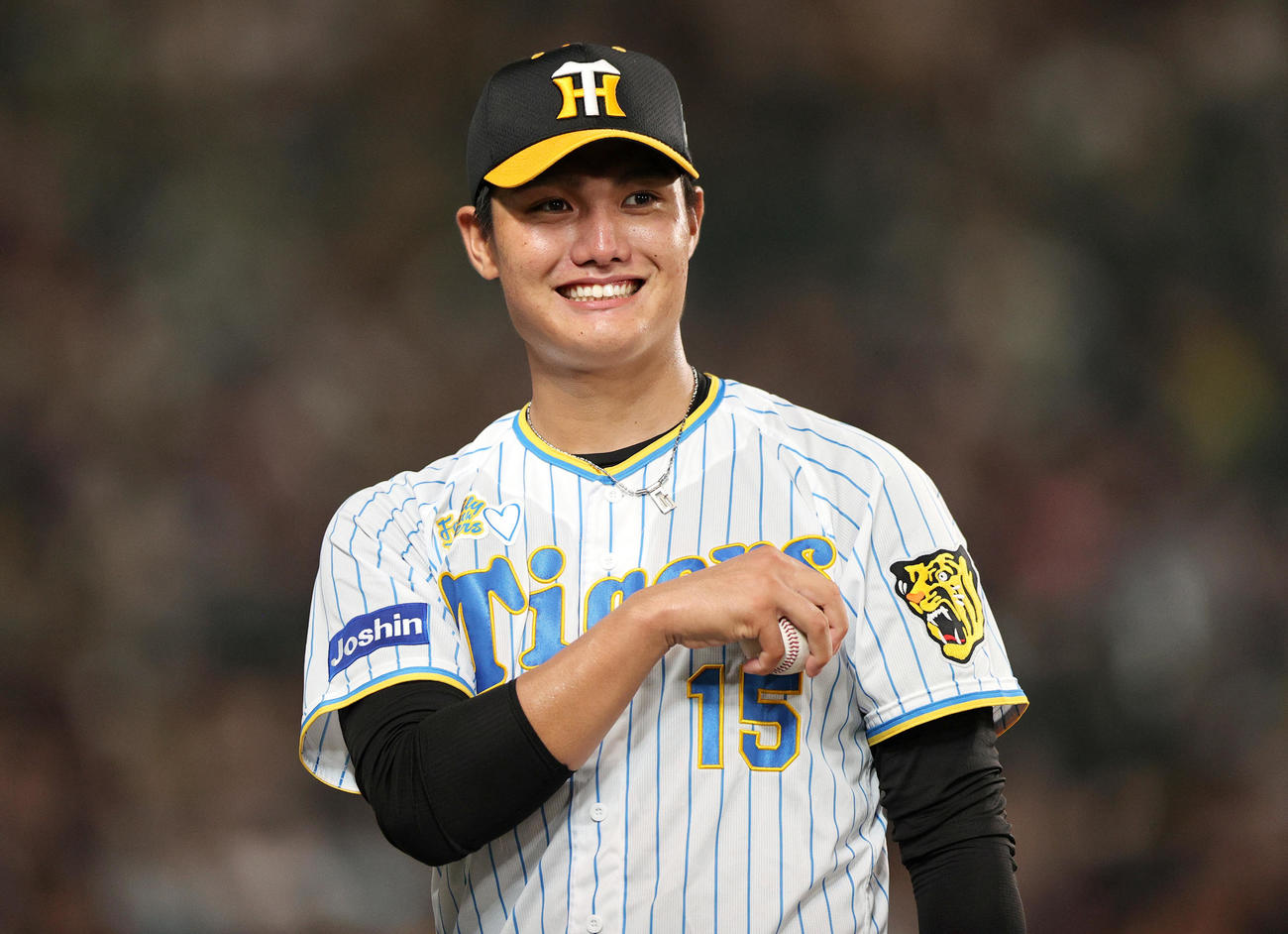 阪神対中日　4回裏阪神2死一、二塁、原口の左前適時打で先制し、喜ぶ西純（撮影・上山淳一）
