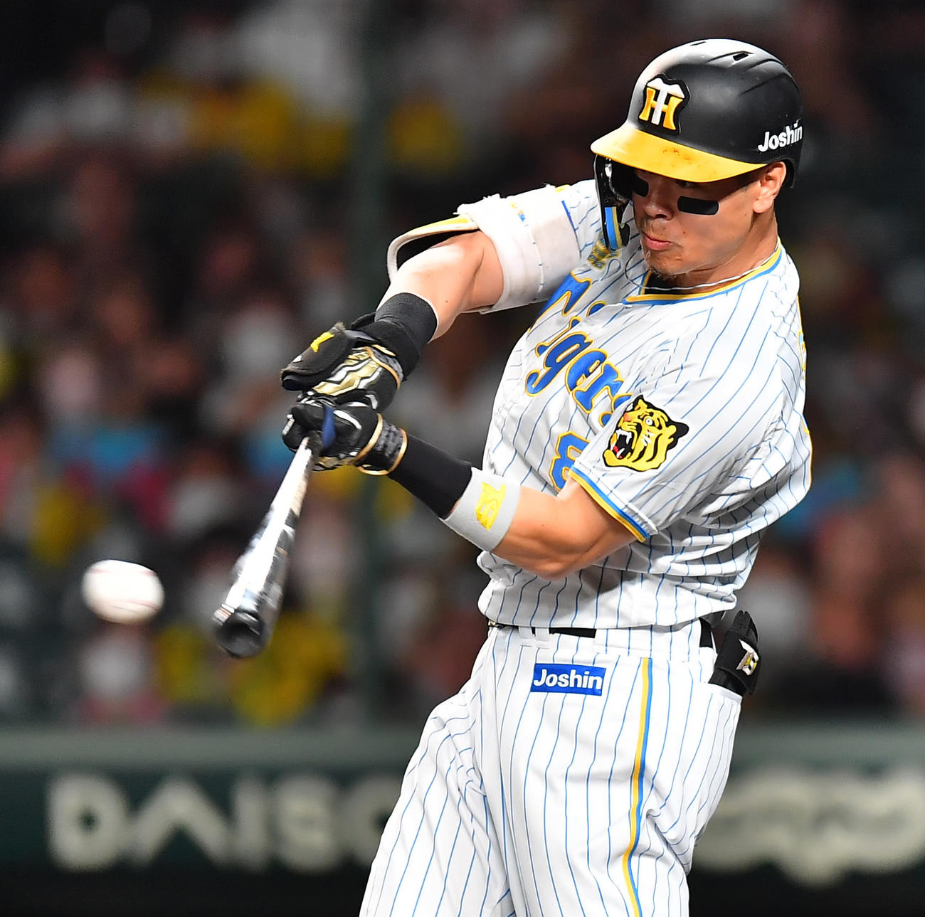 阪神対中日　6回裏阪神2死満塁、右翼線へ2点適時二塁打を放つ佐藤輝（撮影・清水貴仁）