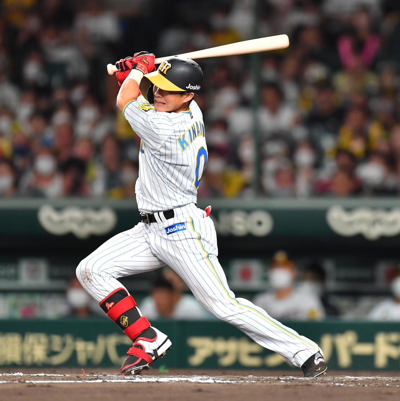 阪神対中日　6回裏阪神2死二、三塁、木浪は中越え2点適時二塁打を放つ（撮影・清水貴仁）