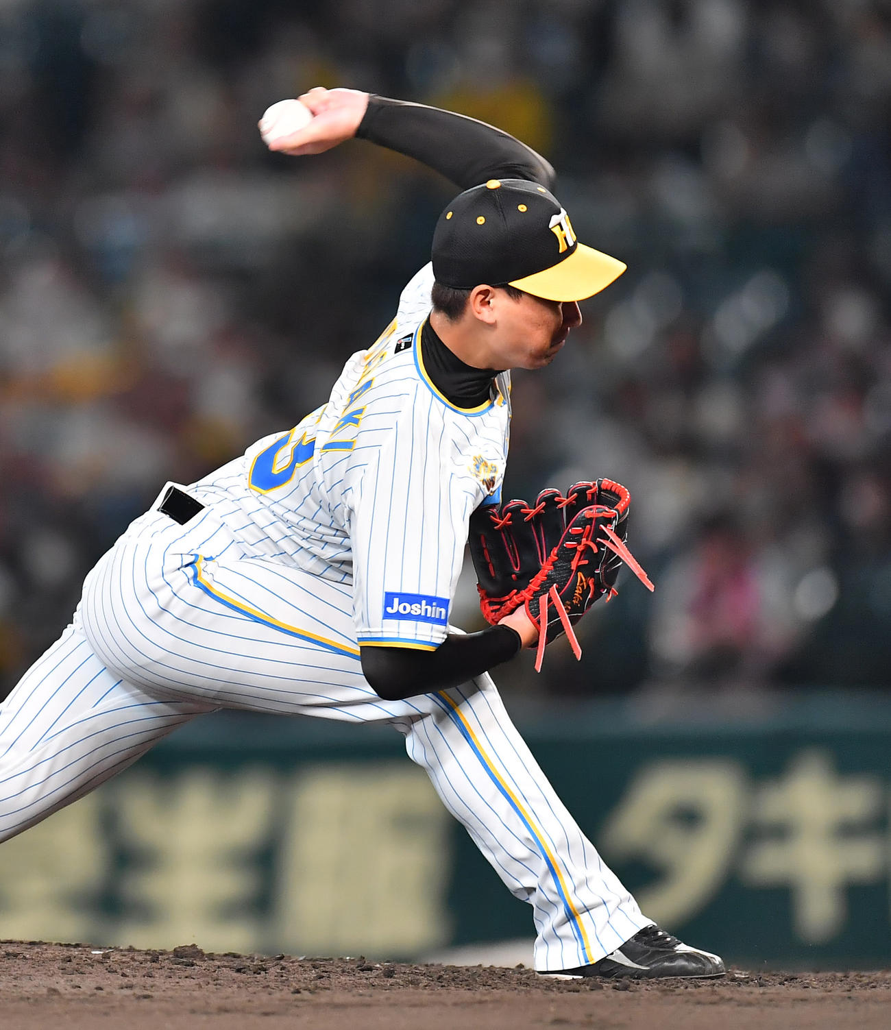 阪神対中日　9回表、阪神5番手で登板する岩崎（撮影・清水貴仁）