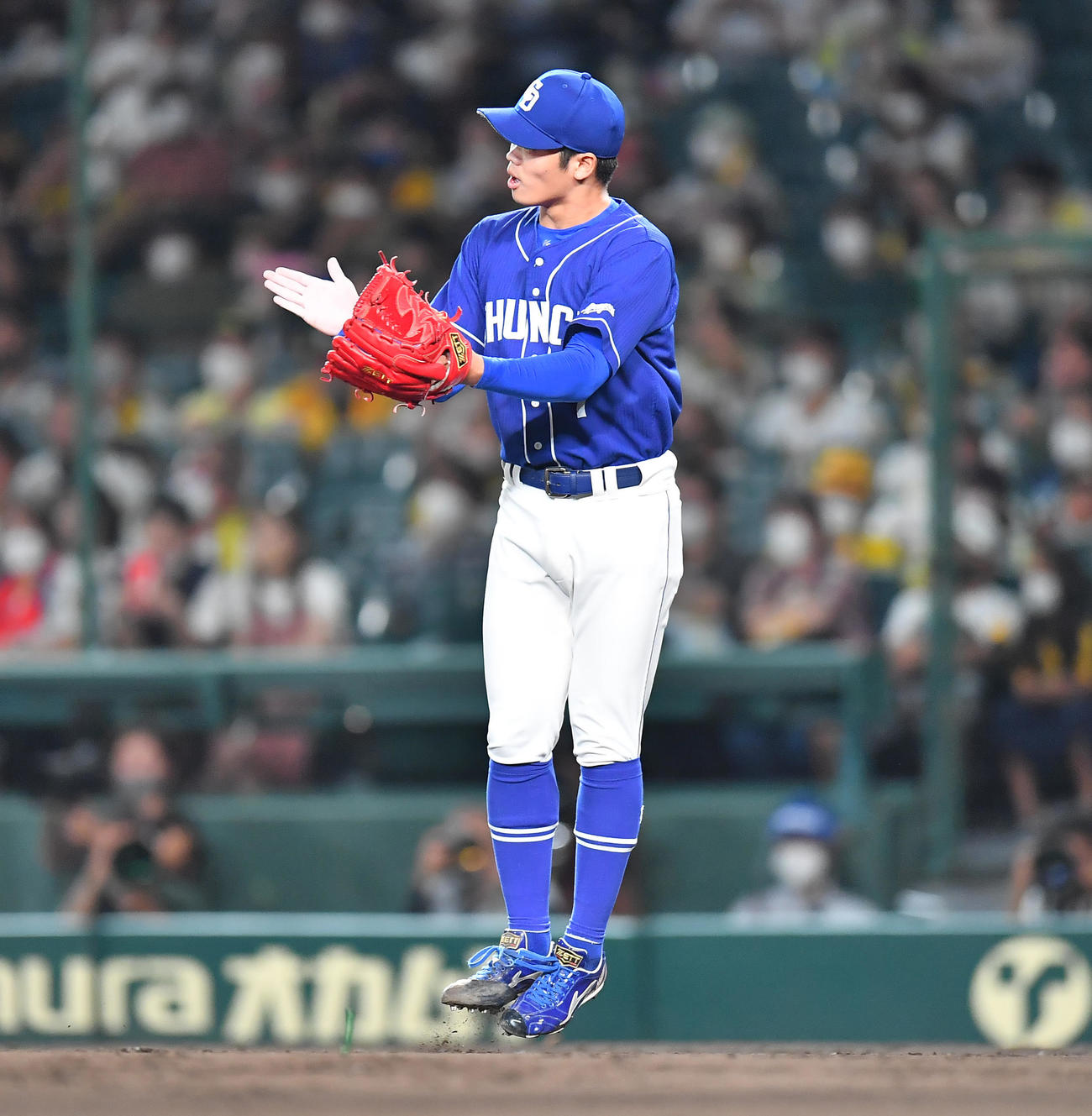 阪神対中日　8回裏、中日3番手で登板し無失点に抑える根尾（撮影・清水貴仁）