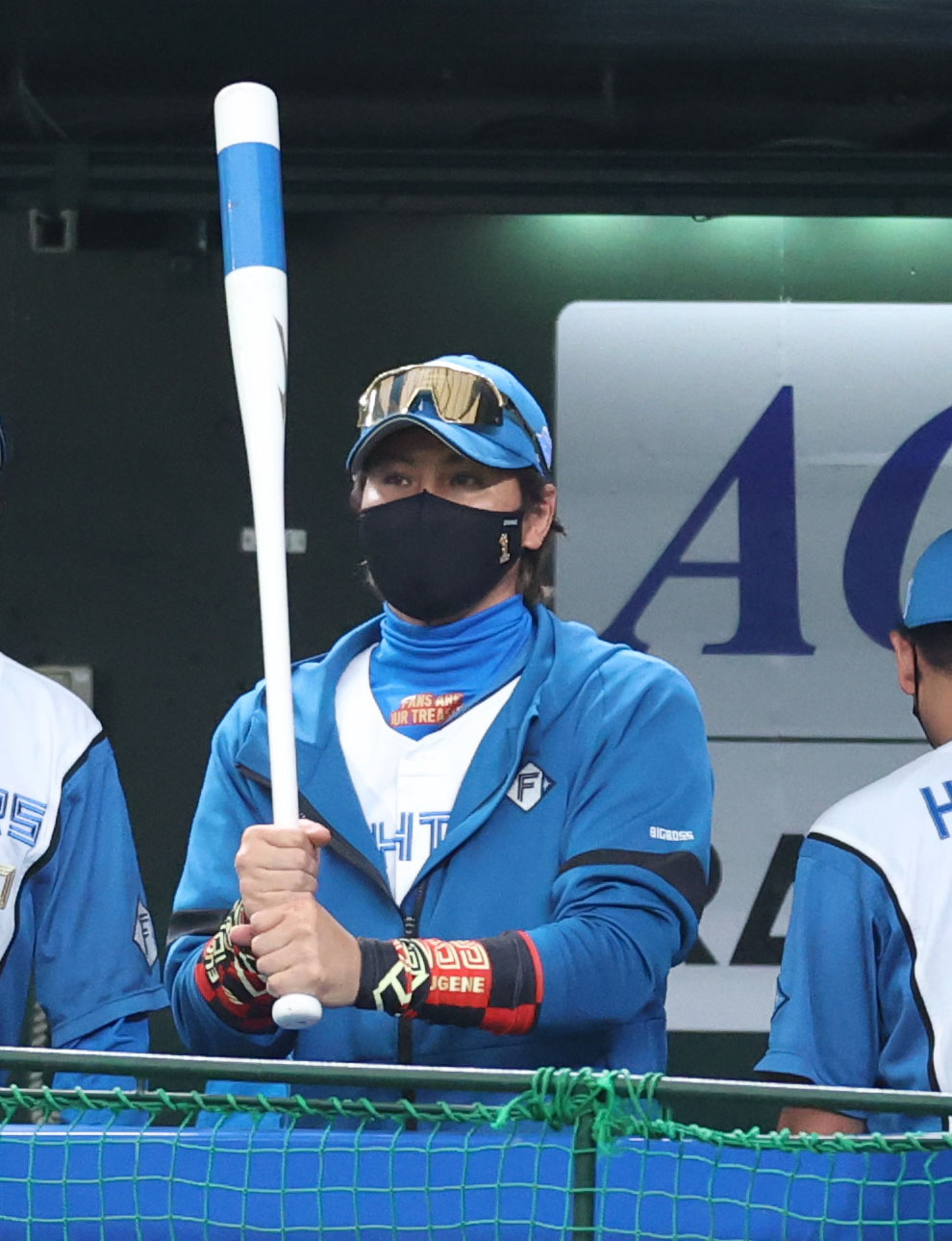 西武対日本ハム　7回表を終え、バットを持ち、グラウンドを見つめる新庄監督（撮影・狩俣裕三）