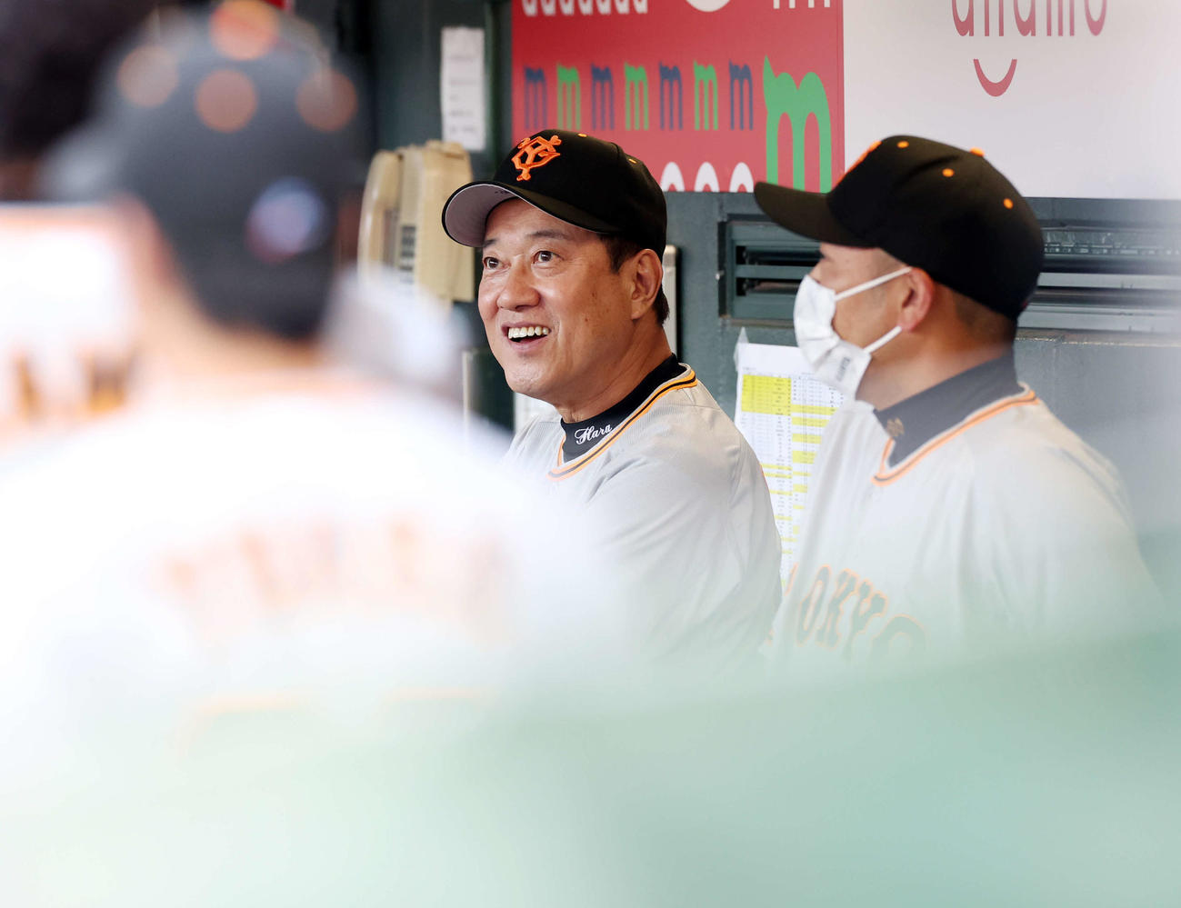 広島対巨人　ベンチで笑顔の巨人原監督（撮影・浅見桂子）