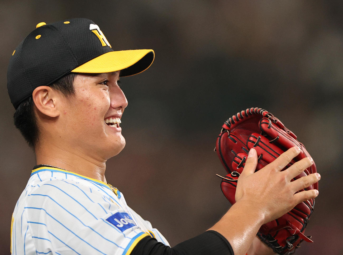 阪神対中日　4回裏阪神2死一、二塁、原口の左前適時打で先制し、喜ぶ西純（撮影・上山淳一）