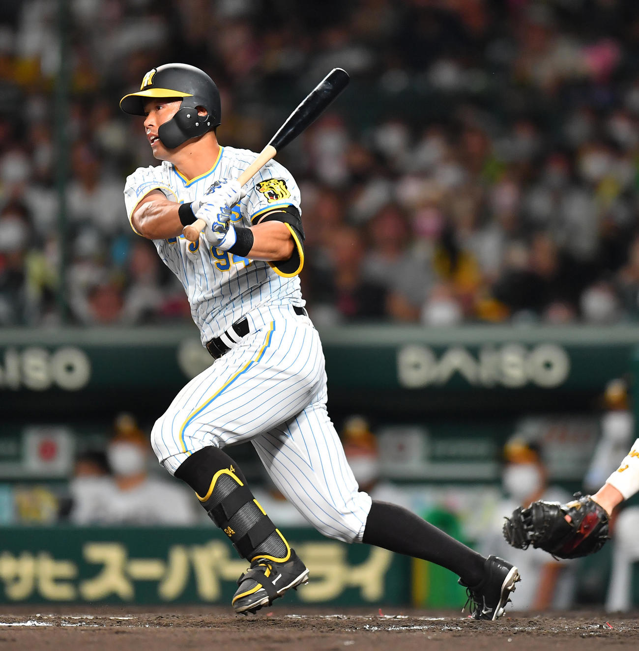 阪神対中日　4回裏阪神2死一、二塁、左前へ先制適時打を放つ原口（撮影・清水貴仁）