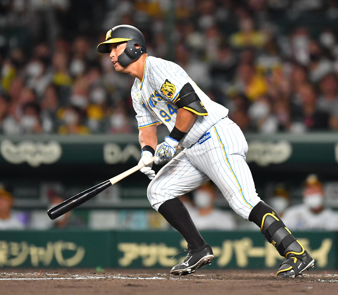 阪神対中日　4回裏阪神2死一、二塁、左前へ先制適時打を放つ原口（撮影・清水貴仁）