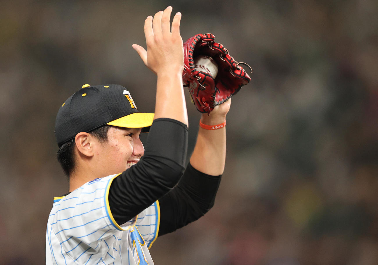 阪神対中日　4回裏阪神2死一、二塁、原口の左前適時打で先制し、喜ぶ西純（撮影・上山淳一）