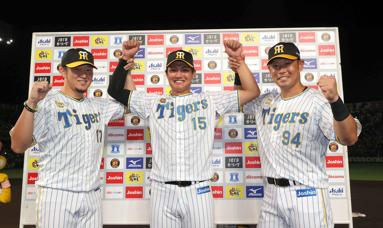 阪神対中日　お立ち台で笑顔を見せる、左から阪神岩貞、西純、原口（代表撮影)