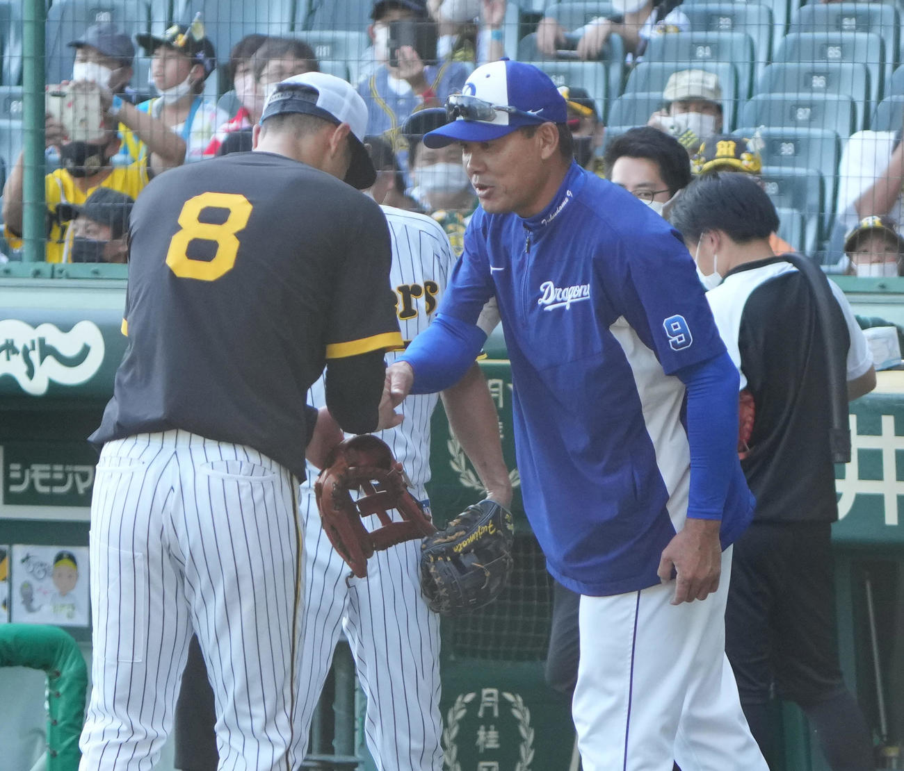阪神対中日　阪神佐藤輝（左）とあいさつを交わす中日福留（撮影・清水貴仁）