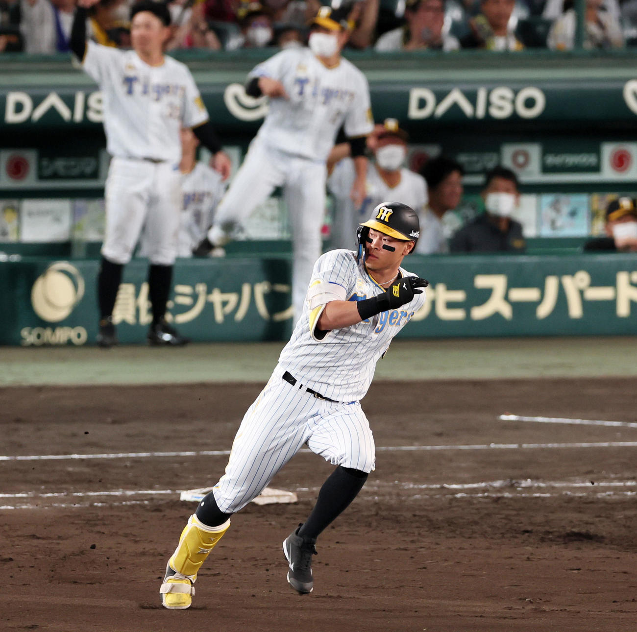 阪神対中日　6回裏阪神2死満塁、佐藤輝は右へ適時二塁打を放つ（撮影・加藤哉）